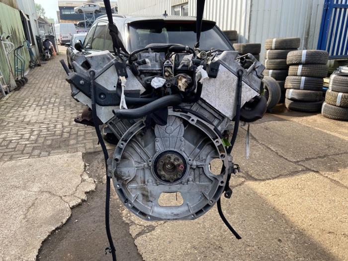 Motor van een Mercedes-Benz S (W220) 4.0 S-400 CDI V8 32V 2000