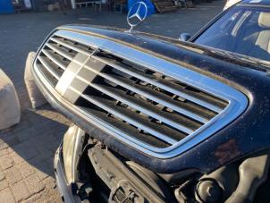 Used Grille Mercedes S (W220) 4.0 S-400 CDI V8 32V Price on request offered by Alexander Autodemontage