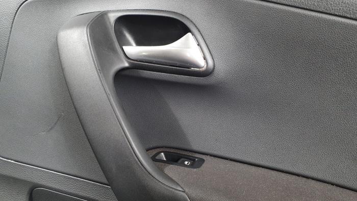 Revêtement portière haut 4portes avant gauche d'un Volkswagen Polo V (6R) 1.4 TDI DPF BlueMotion technology 2015