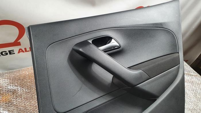 Revêtement portière haut 4portes avant gauche d'un Volkswagen Polo V (6R) 1.4 TDI DPF BlueMotion technology 2015