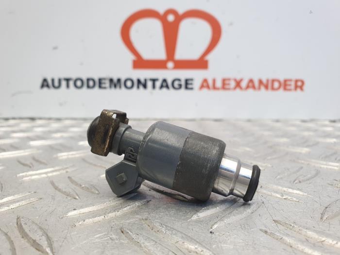Injector (petrol injection) from a Opel Astra G (F08/48) 1.6 16V 1999