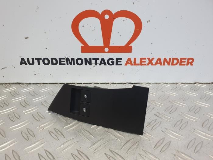 Usados Interruptor de ventanilla eléctrica Opel Astra J (PC6/PD6/PE6/PF6) 1.6 Turbo 16V Precio € 30,00 IVA incluido ofrecido por Alexander Autodemontage