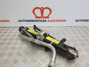 Usagé Ensemble cric Audi A4 Avant (B7) 2.0 TFSI 20V DTM Prix sur demande proposé par Alexander Autodemontage