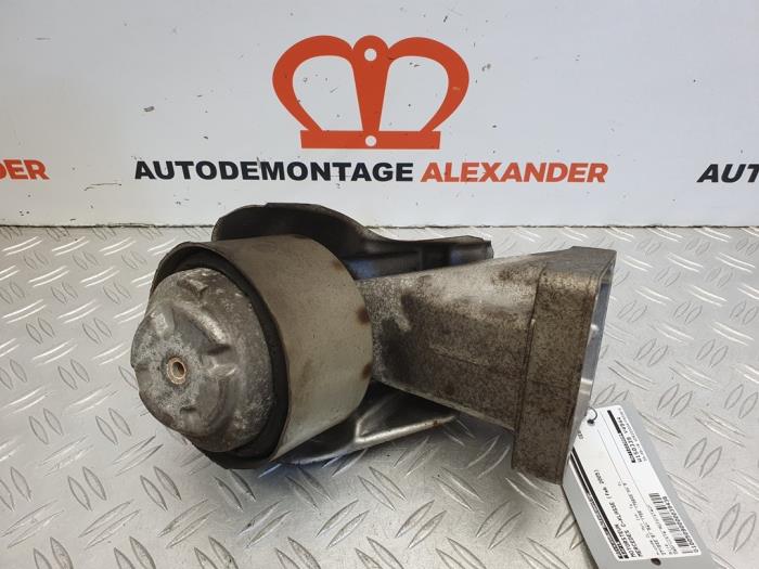 Engine mount from a Mercedes-Benz C (W203) 1.8 C-180K 16V 2005