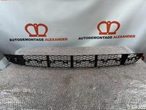 Used Grille Mercedes E (W211) 2.2 E-200 CDI 16V Price on request offered by Alexander Autodemontage