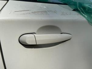 Używane Uchwyt drzwi prawych wersja 2-drzwiowa BMW 1 serie (E82) 118d 16V Cena na żądanie oferowane przez Alexander Autodemontage