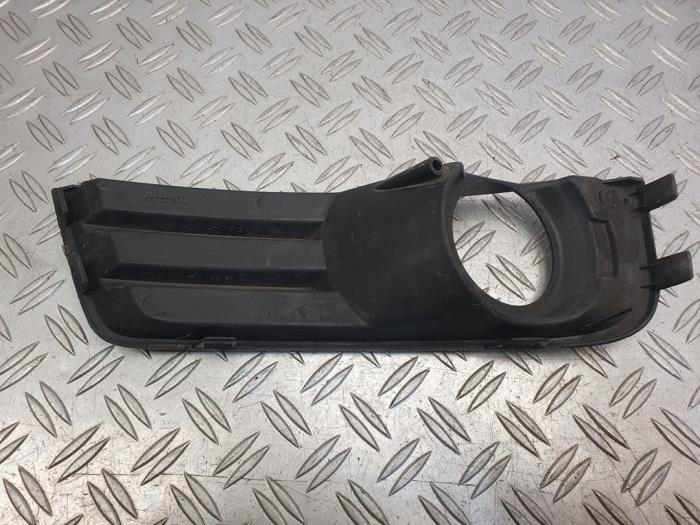 Fog light cover plate, right from a Ford Focus C-Max 1.8 TDCi 16V 2006