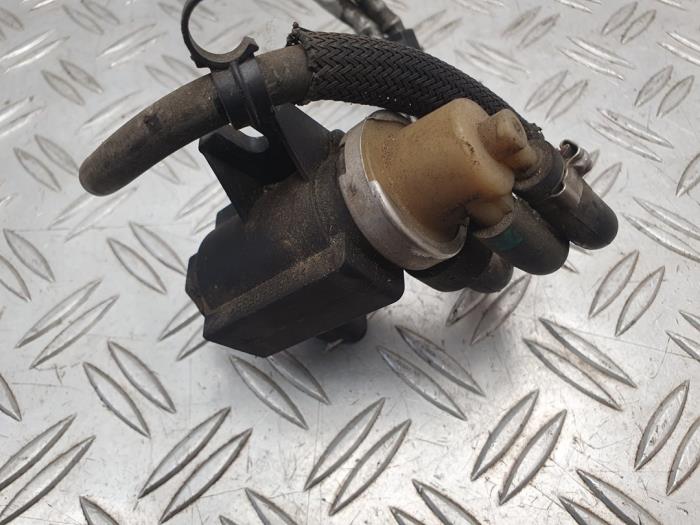 Vacuum valve from a Peugeot 5008 I (0A/0E) 1.6 HDiF 16V 2012