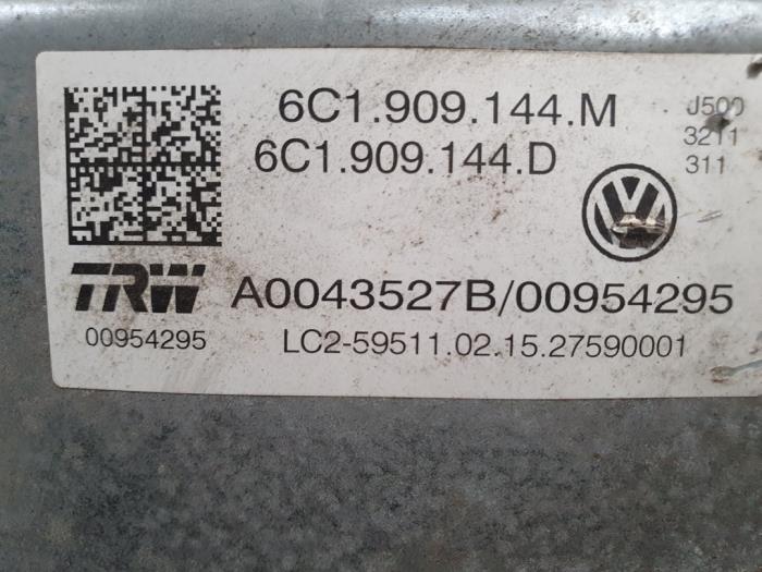 Boîtier colonne de direction d'un Volkswagen Polo V (6R) 1.4 TDI DPF BlueMotion technology 2015