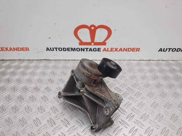 Alternator upper bracket from a Peugeot 307 (3A/C/D) 2.0 HDi 90 2004