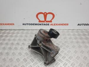 Used Alternator upper bracket Peugeot 307 (3A/C/D) 2.0 HDi 90 Price on request offered by Alexander Autodemontage