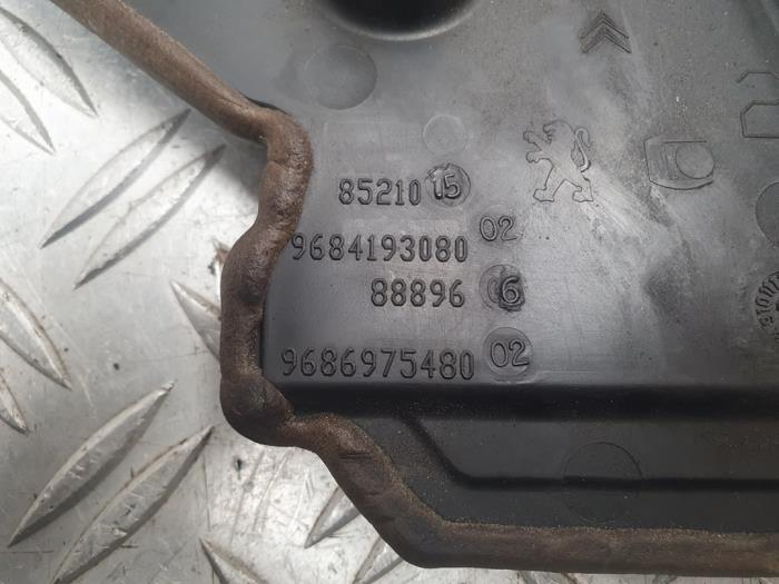 Timing cover from a Peugeot 208 I (CA/CC/CK/CL) 1.4 HDi 2013
