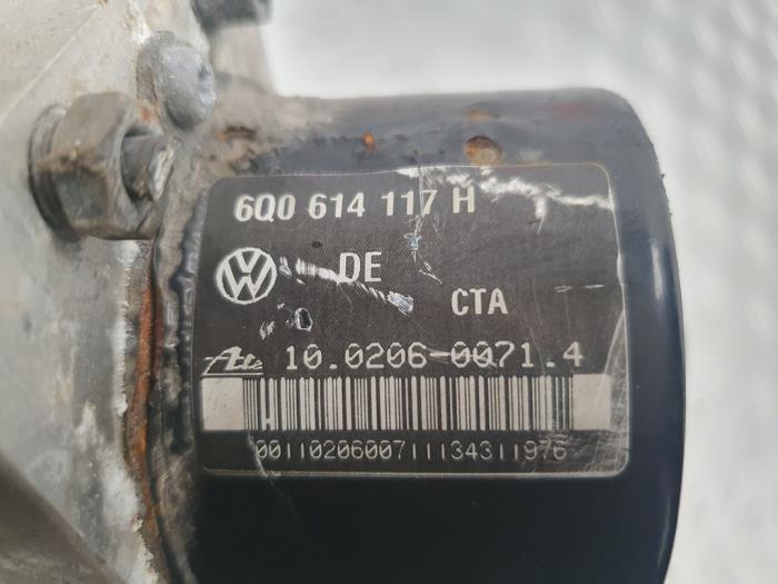 Bomba ABS de un Volkswagen Polo IV (9N1/2/3) 1.4 FSI 16V 2004