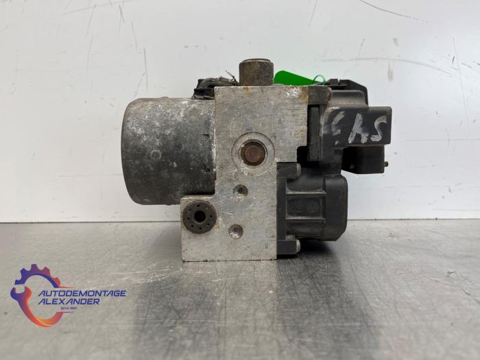 ABS Pumpe van een Audi A6 Avant (C5) 2.4 V6 30V 1999