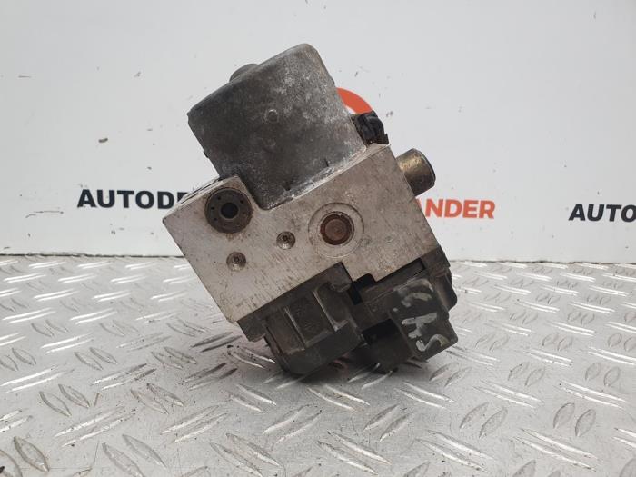 ABS Pumpe van een Audi A6 Avant (C5) 2.4 V6 30V 1999