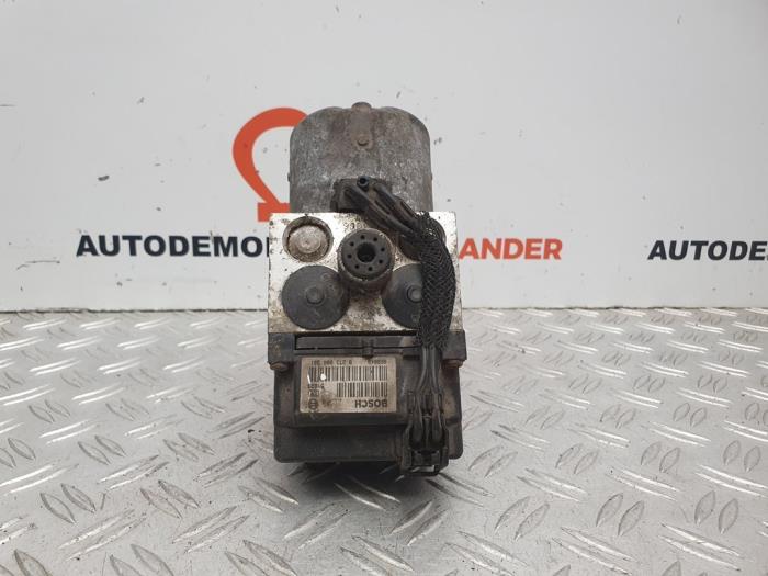 ABS Pumpe van een Audi A6 Avant (C5) 2.4 V6 30V 1999