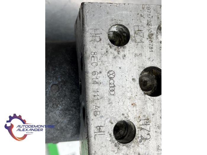 ABS Pumpe van een Audi A6 Avant (C5) 2.4 V6 30V 1999