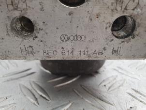 ABS Pumpe van een Audi A6 Avant (C5) 2.4 V6 30V 1999