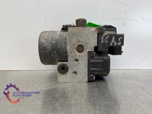 ABS Pumpe van een Audi A6 Avant (C5) 2.4 V6 30V 1999
