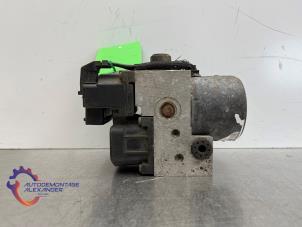 ABS Pumpe van een Audi A6 Avant (C5) 2.4 V6 30V 1999
