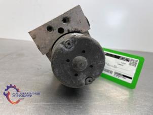 ABS Pumpe van een Audi A6 Avant (C5) 2.4 V6 30V 1999