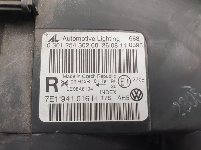 Headlight, right from a Volkswagen Transporter T5 2.0 TDI DRF 2011
