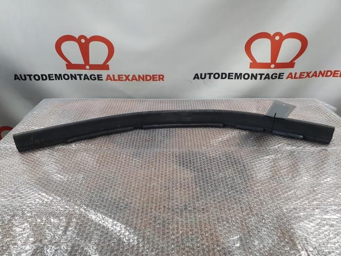 Bonnet rubber from a BMW 3 serie Touring (F31) 318i 1.5 TwinPower Turbo 12V 2019