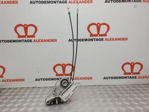 Używane Mechanizm blokady drzwi lewych tylnych wersja 4-drzwiowa Peugeot 108 1.0 12V Cena na żądanie oferowane przez Alexander Autodemontage