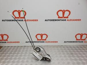 Usagé Serrure portière mécanique 4portes arrière droite Peugeot 108 1.0 12V Prix € 40,00 Règlement à la marge proposé par Alexander Autodemontage