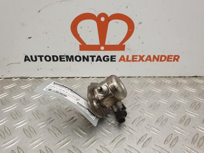 Mechanical fuel pump from a BMW 3 serie Touring (F31) 318i 1.5 TwinPower Turbo 12V 2019