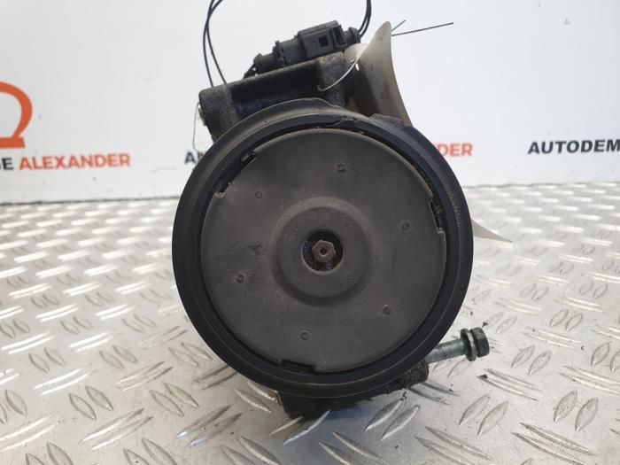 Air conditioning pump from a Audi A4 (B7) 2.0 TDI 16V 2006