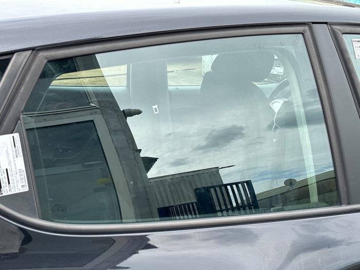 Ventanilla de puerta de 4 puertas derecha detrás de un Seat Ibiza IV (6J5) 1.6 16V 2009