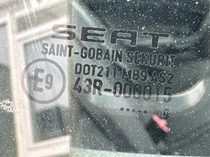 Ventanilla de puerta de 4 puertas derecha detrás de un Seat Ibiza IV (6J5) 1.6 16V 2009