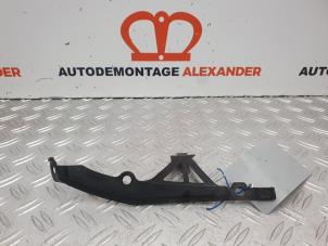 Usados Soporte de parachoques derecha delante Peugeot 108 1.0 12V Precio de solicitud ofrecido por Alexander Autodemontage