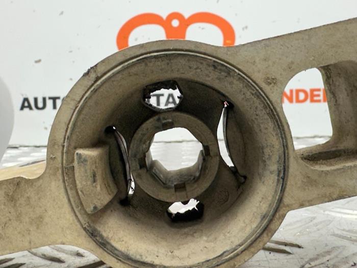 Front lower wishbone rubber, left from a Skoda Octavia Combi (1Z5) 1.6 TDI Greenline 2012