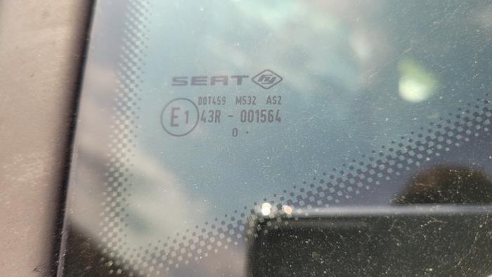 Ventanilla adicional de 4 puertas izquierda detrás de un Seat Ibiza IV (6J5) 1.2 TDI Ecomotive 2011