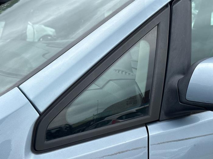 Ventanilla adicional de puerta de 4 puertas izquierda delante de un Ford Focus C-Max 1.6 16V 2005