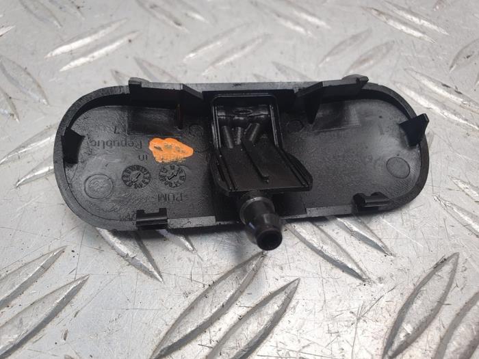 Front windscreen washer jet from a Seat Ibiza IV (6J5) 1.6 16V 2009
