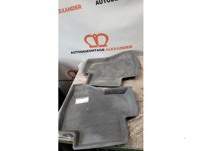 Gebrauchte Matten Set Peugeot 108 1.0 12V Preis auf Anfrage angeboten von Alexander Autodemontage
