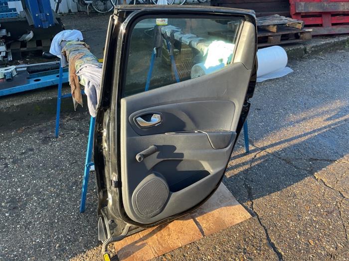 Drzwi prawe tylne wersja 4-drzwiowa z Renault Clio IV (5R) 0.9 Energy TCE 90 12V 2018