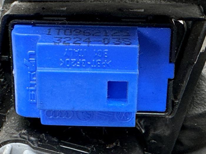 Interruptor de retrovisor de un Volkswagen Touran (1T1/T2) 2.0 TDI DPF 2008