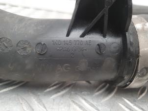 Intercooler Rohr van een Volkswagen Golf VI Variant (AJ5/1KA) 2.0 TDI 16V 2012