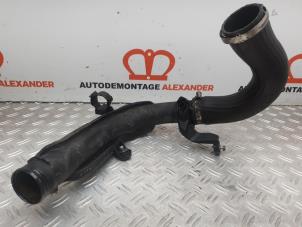 Intercooler Rohr van een Volkswagen Golf VI Variant (AJ5/1KA) 2.0 TDI 16V 2012