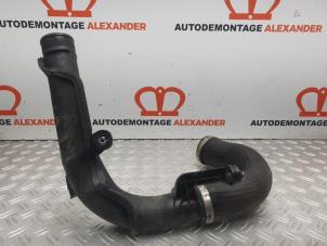 Intercooler Rohr van een Volkswagen Golf VI Variant (AJ5/1KA) 2.0 TDI 16V 2012