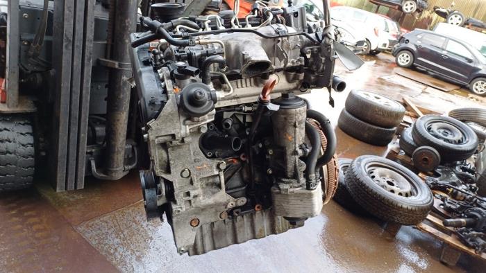 Engine from a Volkswagen Golf V Variant (1K5) 2.0 TDI 16V 2009