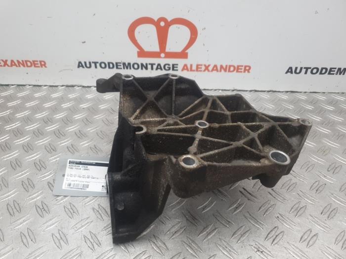 Air conditioning bracket from a Ford Focus 2 1.8 TDCi 16V 2009