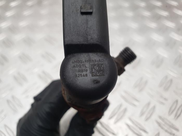 Injector (diesel) from a Ford Transit Connect 1.8 TDCi 90 2012
