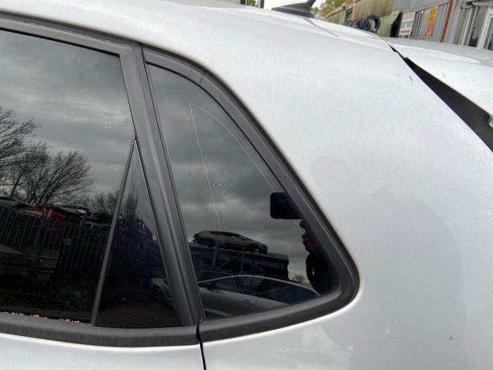 Ventanilla adicional de 4 puertas izquierda detrás de un Volkswagen Polo V (6R) 1.4 TDI 12V 75 2015