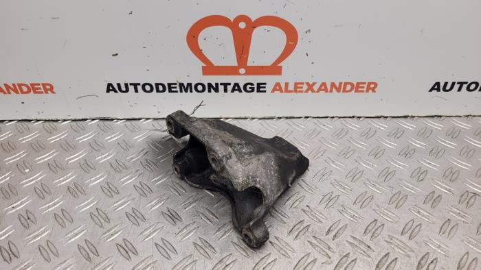 Engine mount from a Audi A4 (B8) 1.8 TFSI 16V 2008