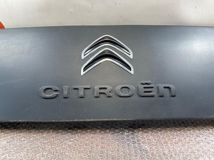 Zierleiste Heckklappe van een Citroën C4 Cactus (0B/0P) 1.6 Blue Hdi 100 2016